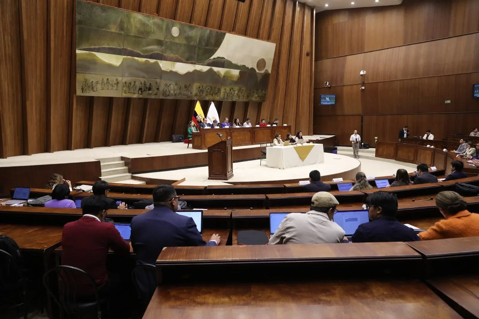 Finanzas asegura que hoy inician los desembolsos a los Gobiernos Autónomos